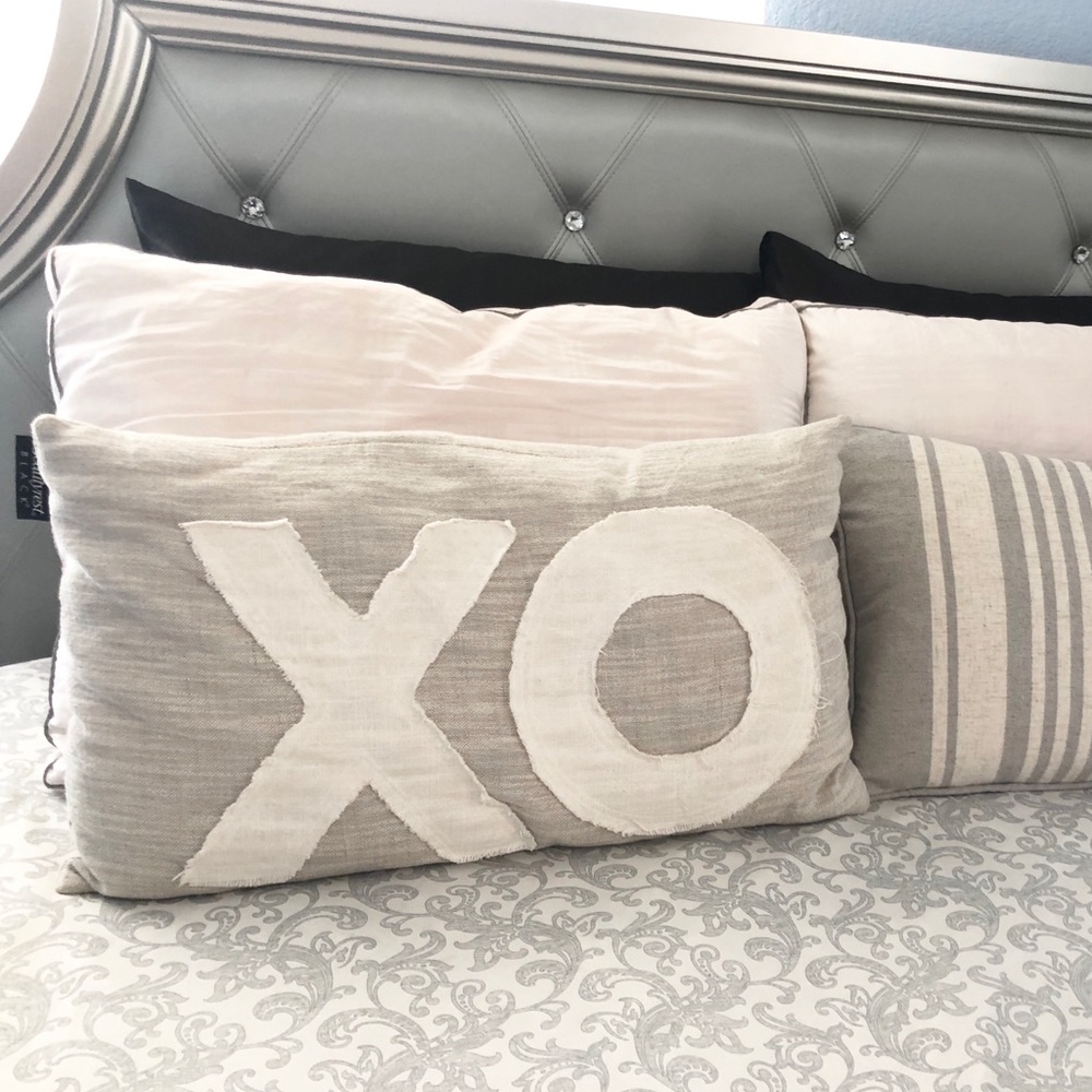 THROW PILLOW